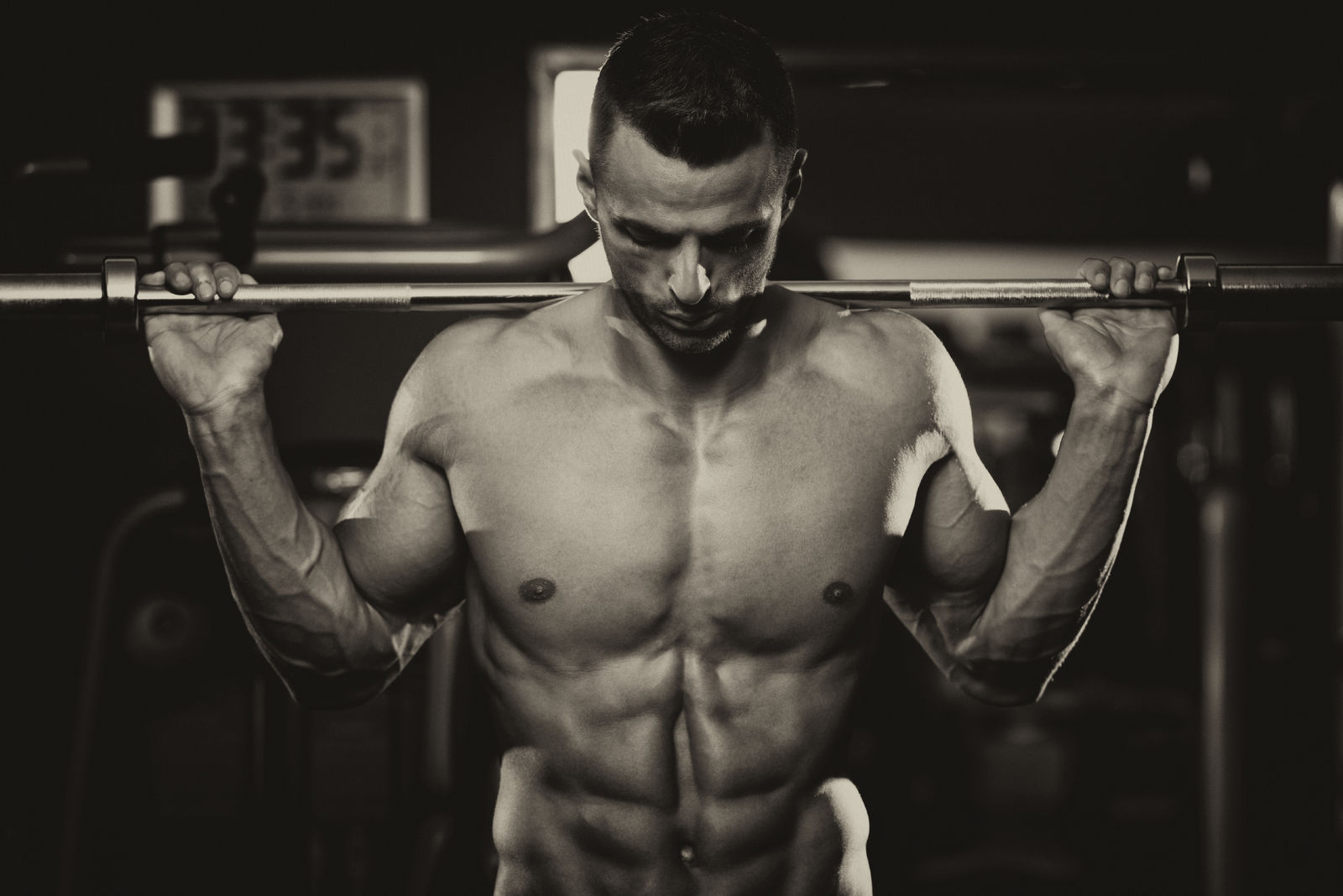 Watch this man shatter the world record for most squats in one minute!